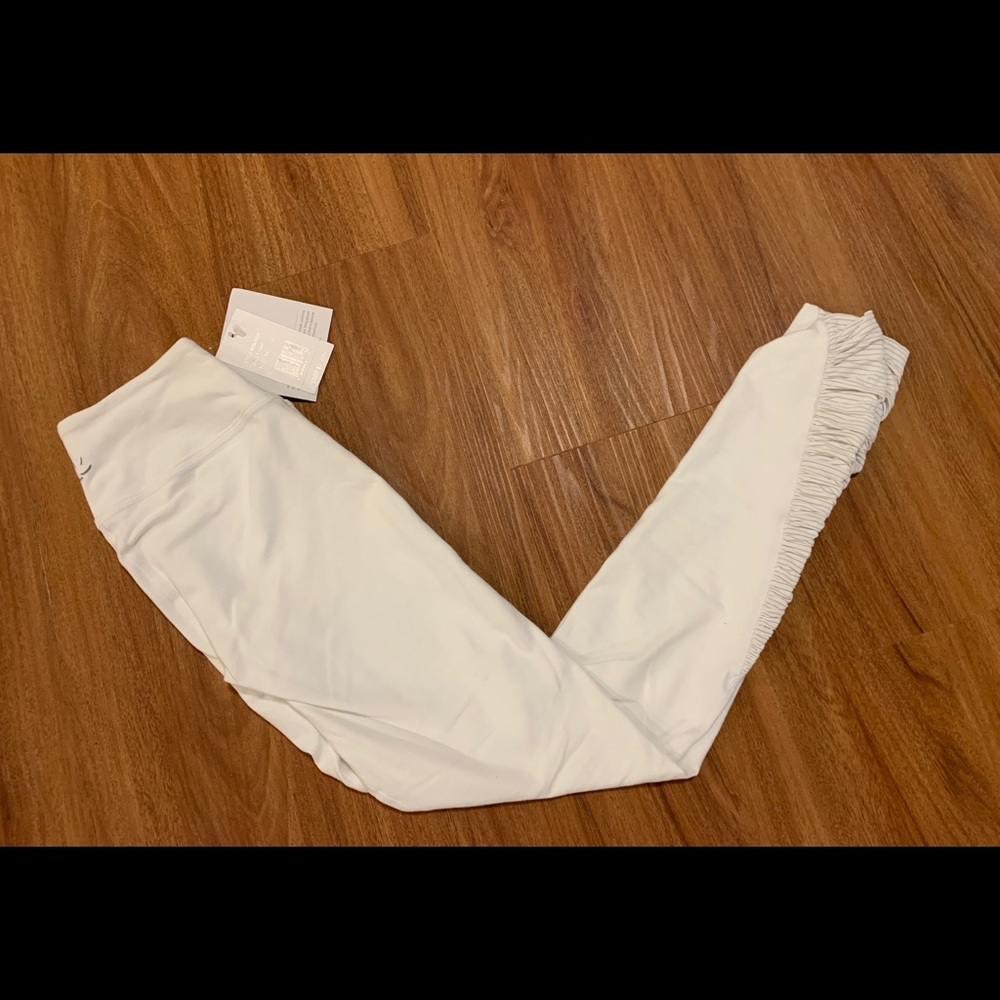 NWT White Beyond Yoga Leggings (XS)